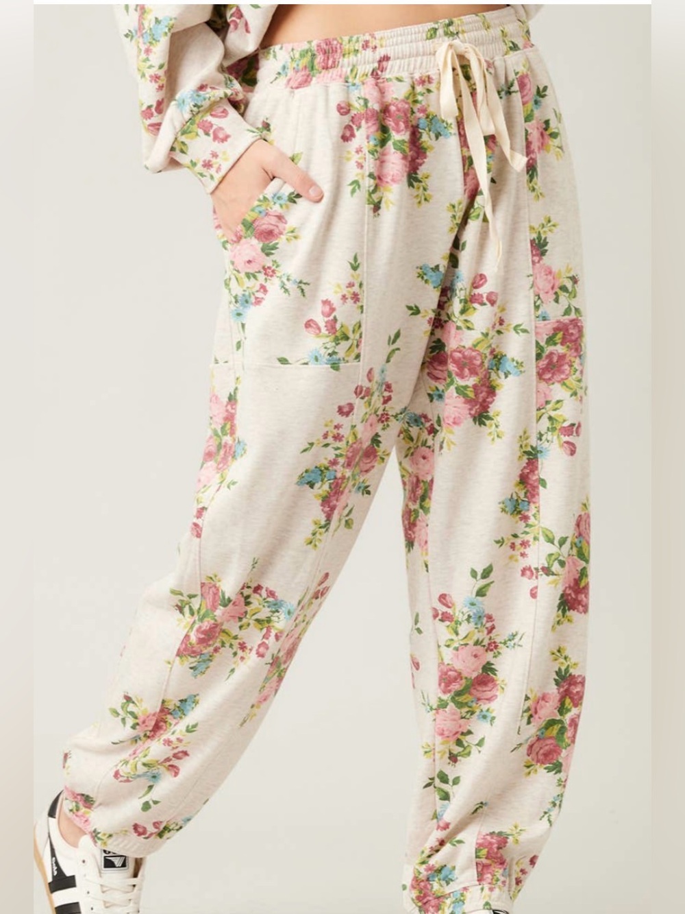 Hem & Thread Cream Floral Drawstring Jogger Pants with Gray Waistband. NWT.